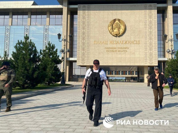 В сети появилось новое фото Лукашенко с автоматом в руках