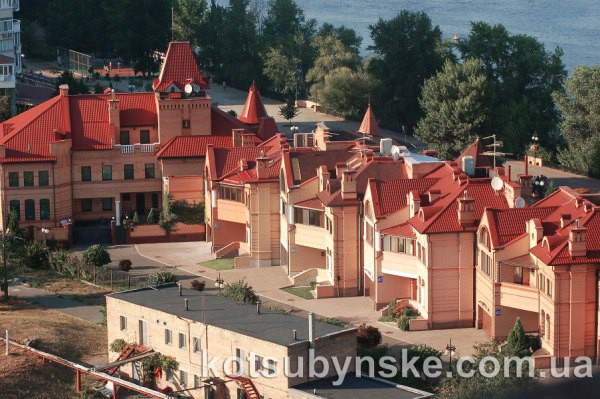 Здание на переднем плане - видимо, объект гражданской обороны