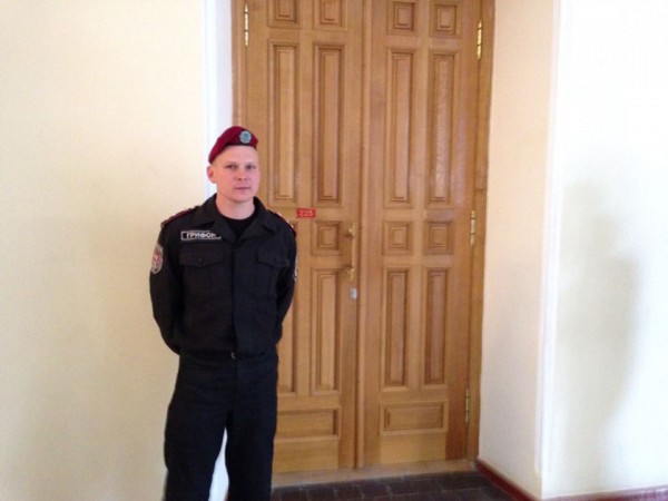 Сотрудник службы охраны Грифон