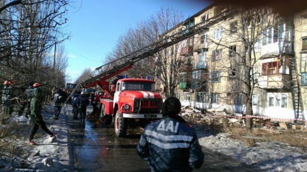 На месте взрыва работают спасатели