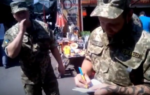 Повестки раздавали люди в форме