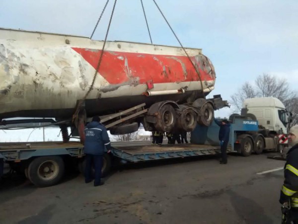 Пустую цистерну удалось поднять и увезти с места ДТП