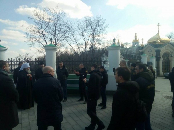 К разговору подключились также прихожане