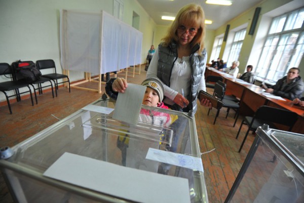Выборы в Донбассе: Власти хотят открыть все участки