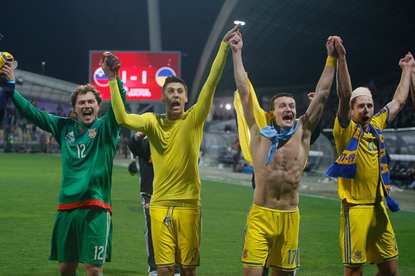 Сборная Украины сделала шаг к выходу на чемпионат Европы 2016 году, обыграв дома Словению в первом матче плей-офф со счетом 2:0.