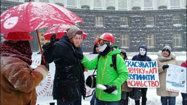 Один из митингующих был в маске премьера Гройсмана