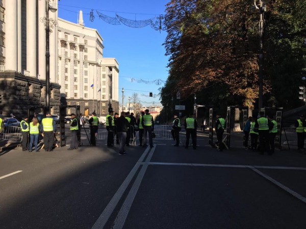 По большому периметру стоят заградительные решетки