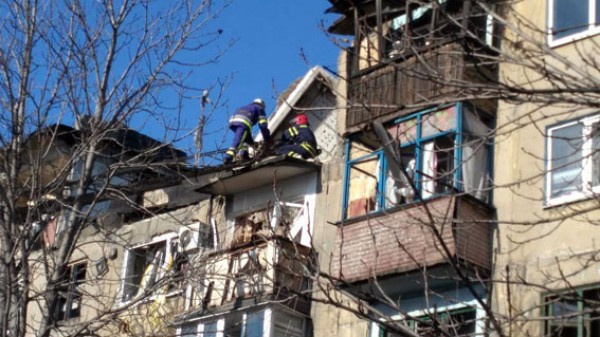 На месте взрыва работают спасатели