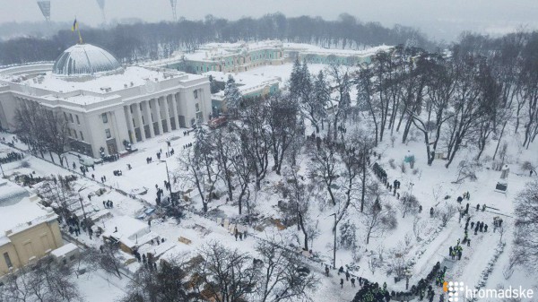 Палаточный городок в окружении силовиков
