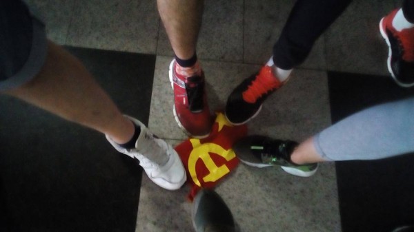 Запрещенную символику растоптали