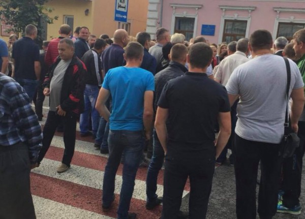 На митинг пришло около 50 человек