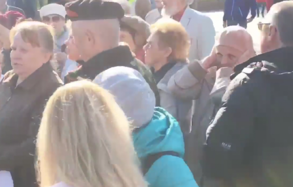 Однако, в толпе были и люди не желавшие слушать песнопения времен тоталитарного режима