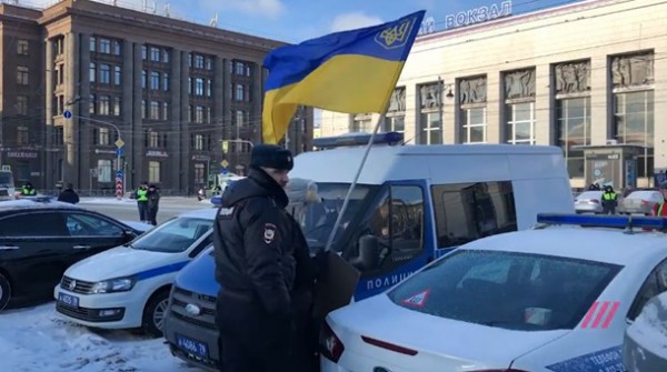 Полицейские подошли к мужчине, когда люди уже расходились