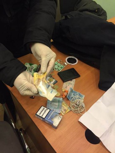 Сотрудница полиции продавала наркотики в рабочее время