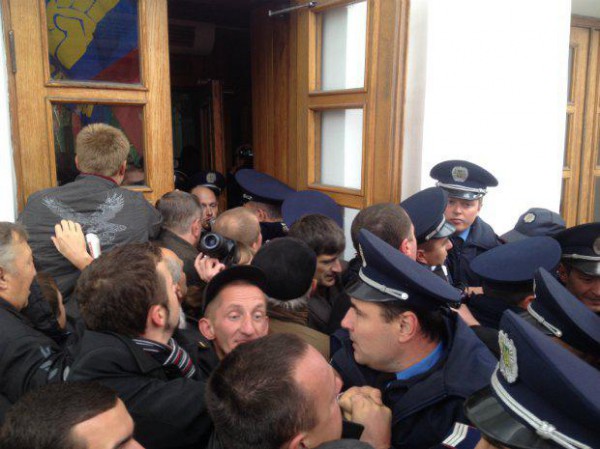 В Полтаве митингующие штурмовали горсовет