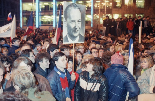 Протестующие с портретом Александра Дубчека