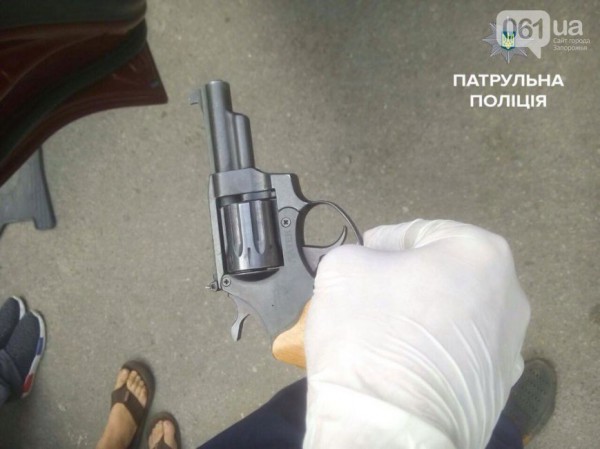 Иностранцы затеяли стрельбу среди белого дня