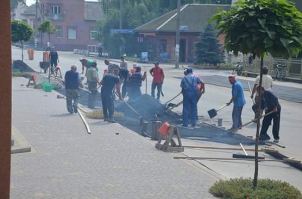 Жители села сами заасфальтировали дорогу