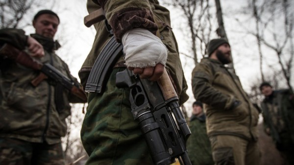 Боевики отводят раненых и вывозят погибших