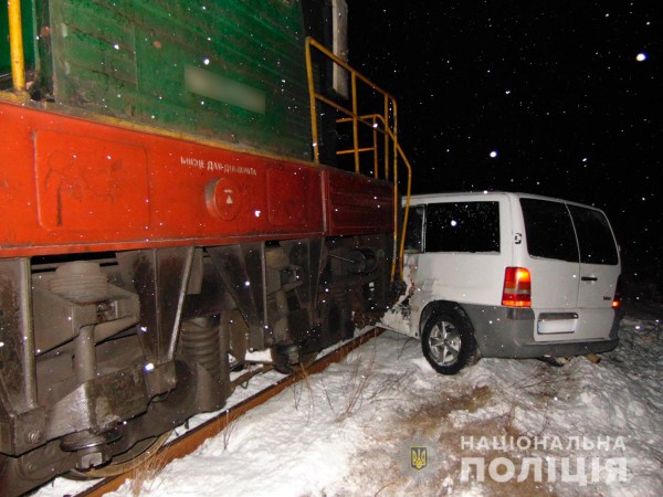 Водителя и пассажирку доставили в больницу