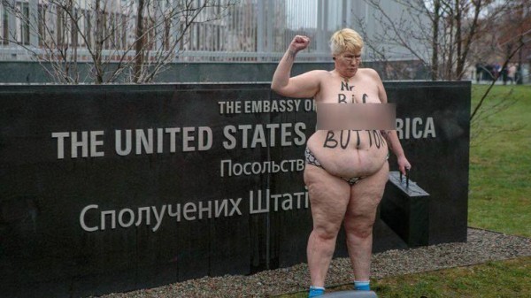 Александра Немчинова перед посольством США В образе Трампа