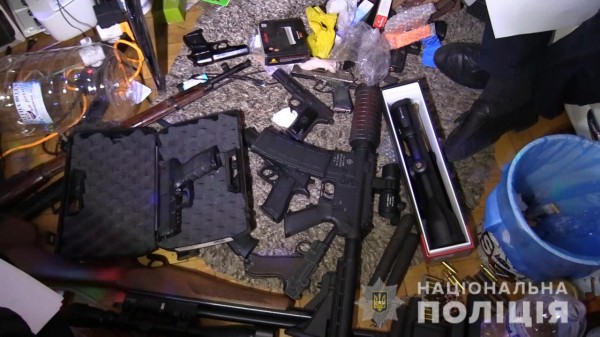 Злоумышленник угрожал оружием соседям