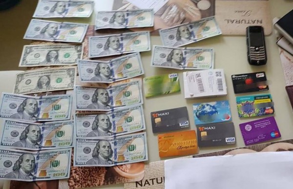 Одного из преступников задержали во время получения взятки