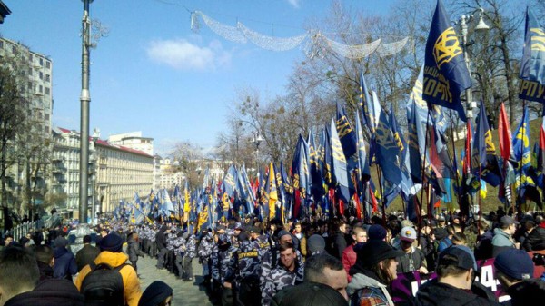 За порядком следят полиция, саперы и кинологи