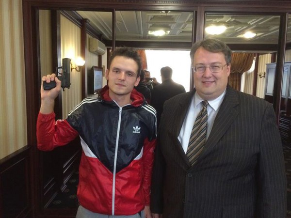 С Мустангом также сфотографировался советник Авакова
