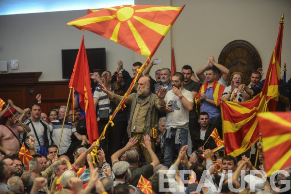 В парламент Македонии ворвались протестующие, в драке получил травмы лидер социал-демократов Зоран Заев.  Конфликт разразился после того, как социал-демократы и партии, выражающие интересы этнических албанцев, проголосовали за избрание албанца Талата Хафери спикером парламента.