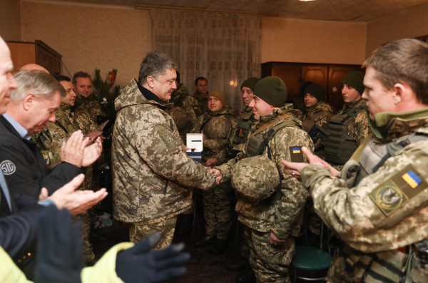 Порошенко поздравил морских пехотинцев в Широкино