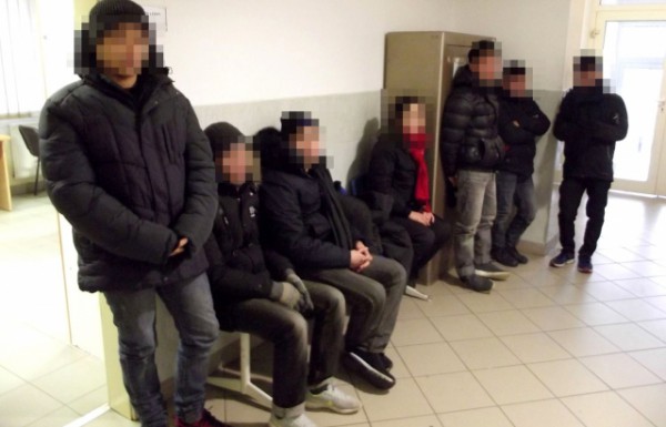 Самолет привез трех граждан Афганистана и восемь граждан Вьетнама