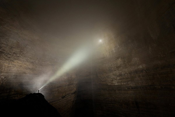 Пещера Эр Ван Донг в китайской провинции Чунцин. Исследователи случайно наткнулись на пещеру настолько громадную, что внутри нее существует собственная погодная система – тонкие облака и вечные туманы