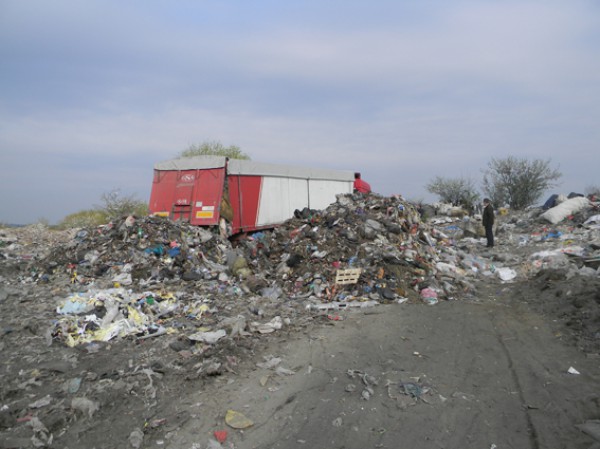 Согласно транспортной накладной грузовик с 45 куб. метров мусора курсировал из Львова в Днепр