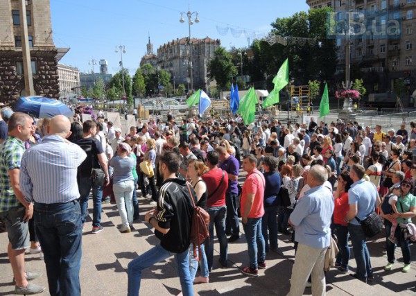 Под КГГА собпались около 300 человек