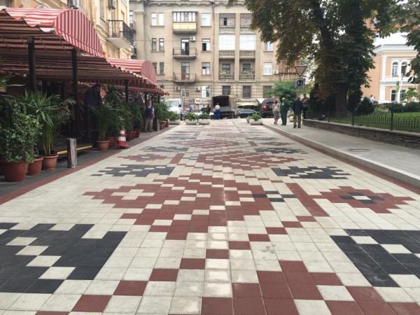 Возле Золотых ворот появилась огромная вышиванка