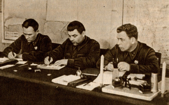 Родион Яковлевич Малиновский в центре