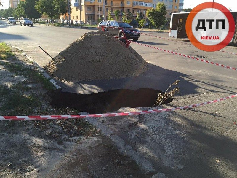 Автобус с пассажирами провалился в яму