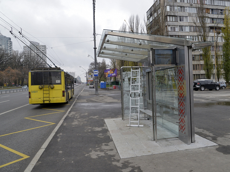 В Киеве появились остановки с картиной и телевизором