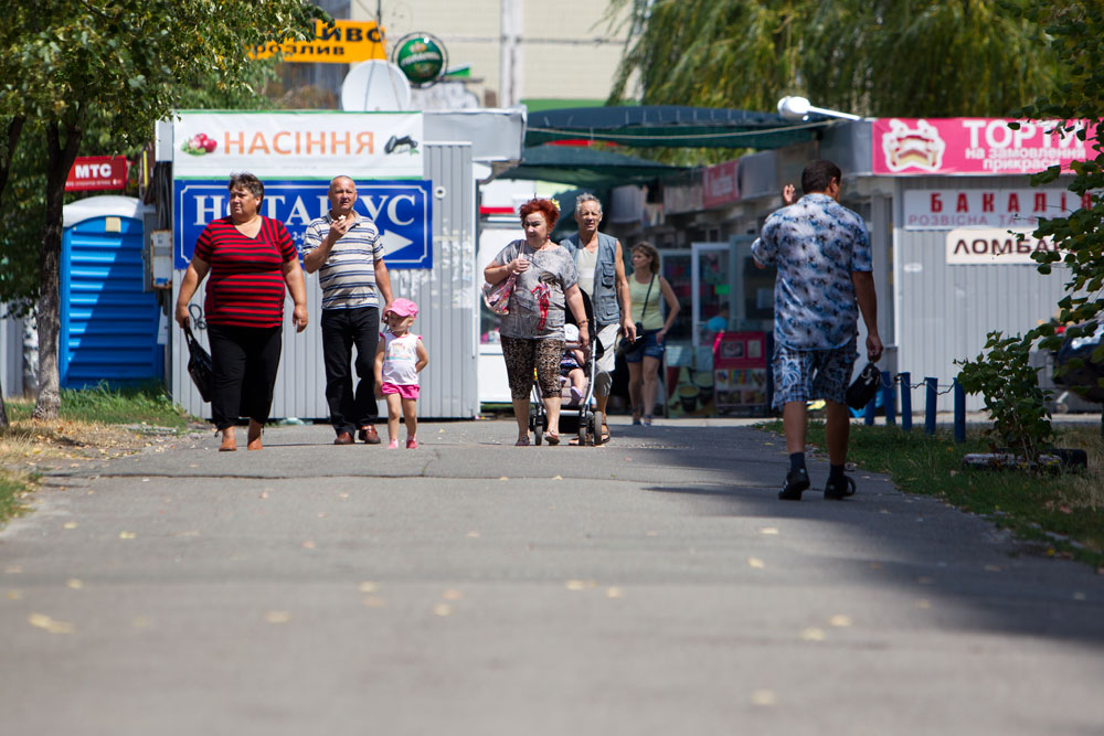 В Деснянском районе начали убирать места наибольшего скопления незаконных МАФов