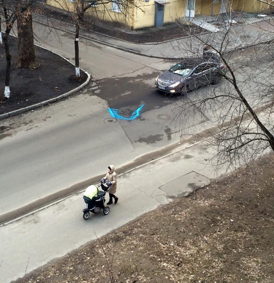 Водитель обвел яму яркой краской