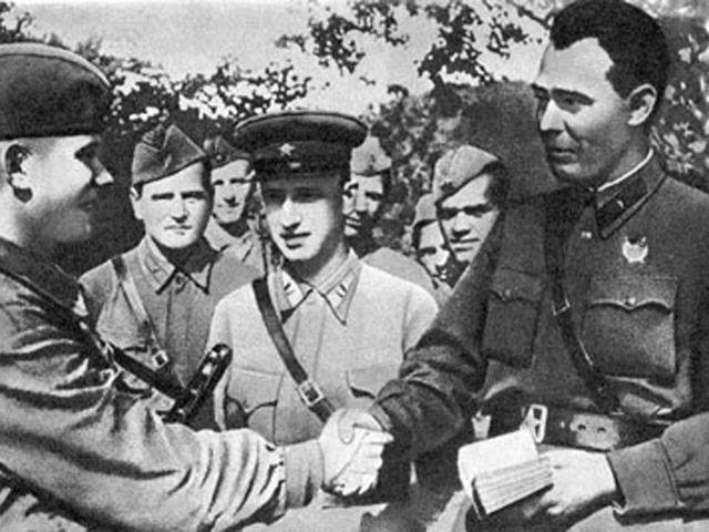 Бригадный комиссар Брежнев (крайний справа) в 1942 году, вручает партбилет.