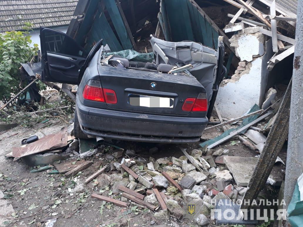 BMW влетела в дом, есть погибшие в Винницкой области
