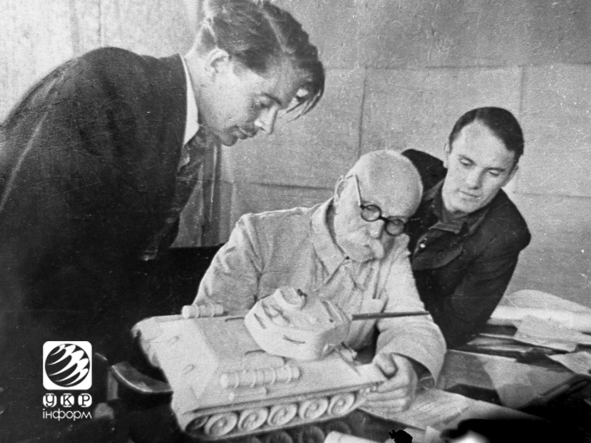 Евгений Оскарович со своими сыновьями Владимиром и Борисом. 1948 год.