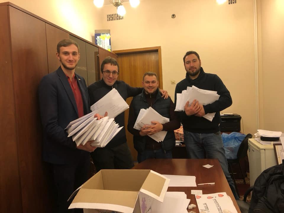 Получилось рассортировать около тысячи писем и рисунков для отправки в Москву