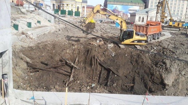 Место раскопок на Почтовой площади в Киеве