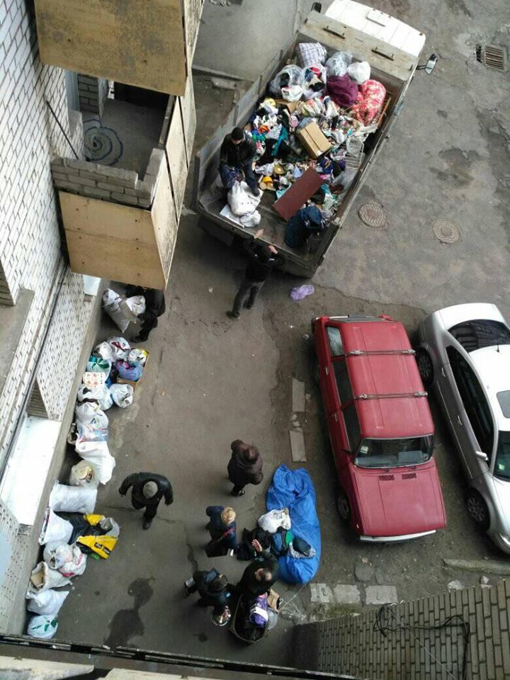 Грузовик был полностью заполнен твердыми бытовыми отходами