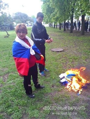 Захватчики Луганской ОГА сожгли флаг Украины