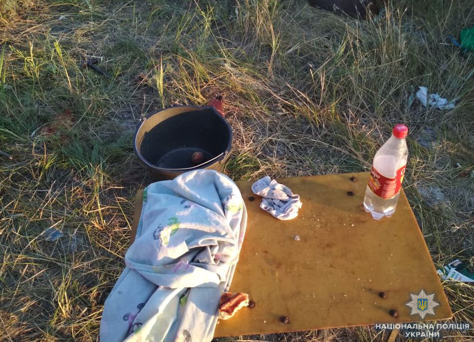 Рядом с палаткой полицейские изъяли бутылку с водкой