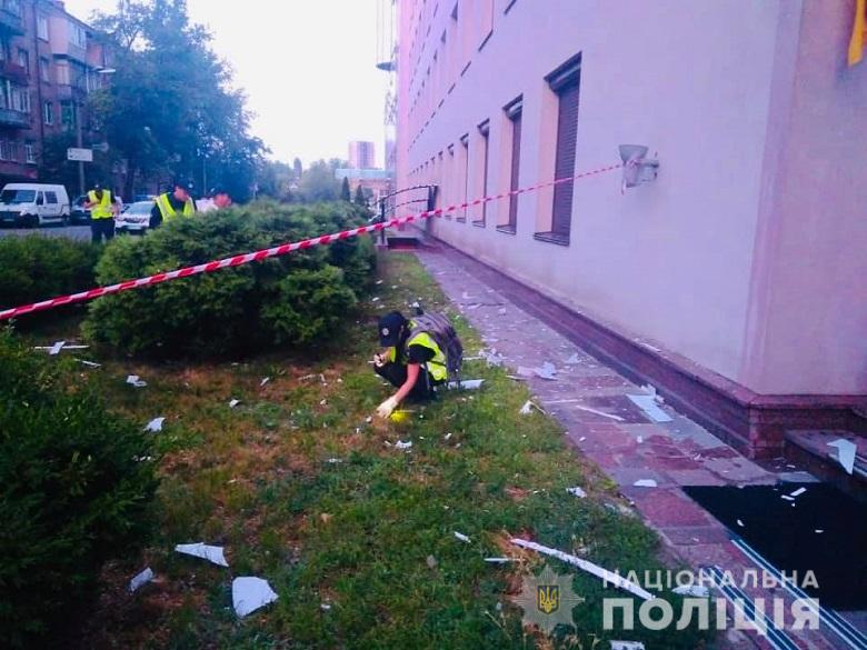 Поврежден фасад здания